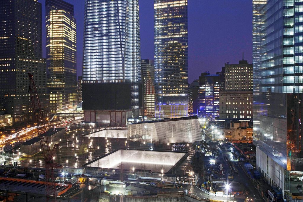 Foto yang diambil pada Senin (11/9/2023) memperlihatkan Ground Zero, lokasi bekas serangan kelompok teror Al Qaeda di Menara WTC New York yang sudah dipugar. 