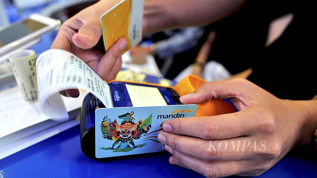 Top-up of electronic money issued by Bank Mandiri in Jakarta, on Thursday (21/9/2017).