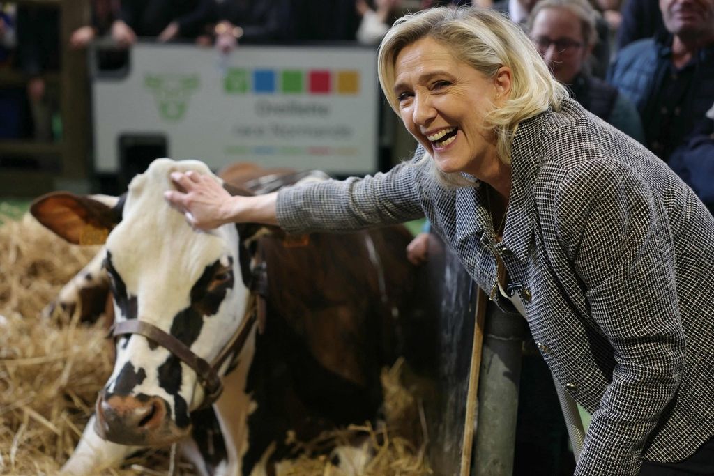 Marine Le Pen, pemimpin kelompok sayap kanan Perancis, Rassemblement National (RN), mengunjungi pameran ke-60 International Agriculture Fair (SIA-Salon de l'Agriculture) di pusat pameran Porte de Versailles, Paris, Perancis, 28 Februari 2024.  