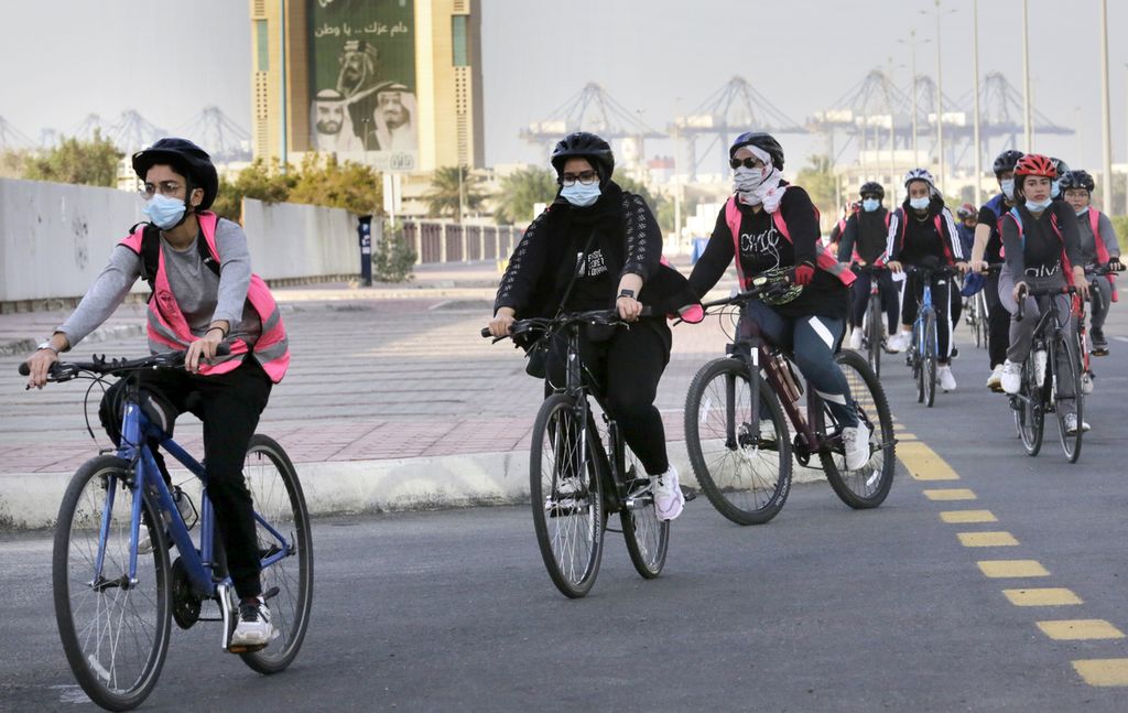 Pesepeda Arab Saudi yang merupakan anggota tim pesepeda Perempuan Pemberani tengah bersepeda bersama di Jeddah, Arab Saudi, Sabtu, 6 Maret 2021. Tim pesepeda pemberani yang dibentuk pada 2019 bertujuan untuk mengampanyekan olahraga bagi perempuan. 