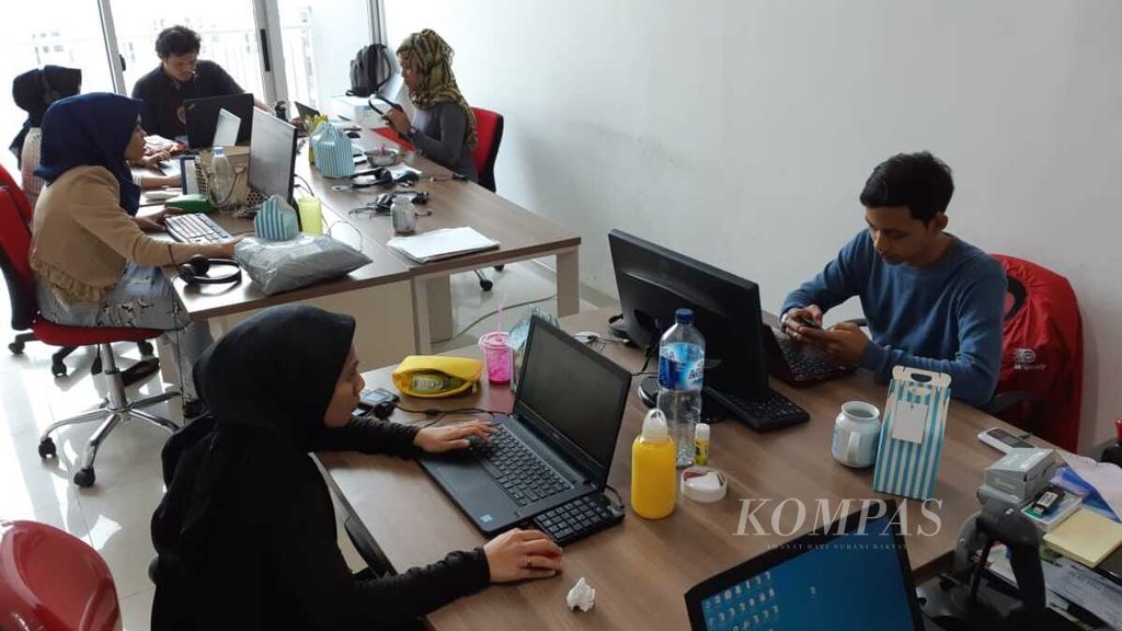 Suasana kantor perusahaan rintisan atau <i>start up</i> MrSpeedy di Jakarta, Selasa (3/7/2018). Sebagai perusahaan rintisan yang bergerak di bidang jasa pengiriman barang, mereka mampu menyerap ribuan tenaga kerja sebagai kurir, termasuk yang berstatus mahasiswa.