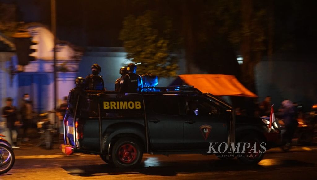 Mobil dari satuan tugas Brigadir Mobil Polda Jateng melintas di area Kori Kamandungan, Keraton Surakarta, Jawa Tengah, Jumat (24/12/2022) malam. Mereka berdatangan pasca beredarnya kabar gesekan di dalam lingkup keraton.