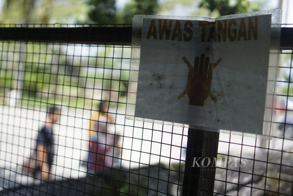 Tulisan peringatan ditempatkan di banyak sudut di Tempat Penangkaran Buaya Teritip, Kota Balikpapan, Kalimantan Timur, Sabtu (31/12/2022).