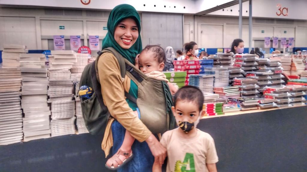 Dhita Puspa Astarini (32), ibu rumah tangga dengan dua anak yang mengunjungi pembukaan bazar buku Big Bad Wolf (BBW) Books 2023 di ICE BSD, Tangerang Selatan, Jumat (26/5/2023).