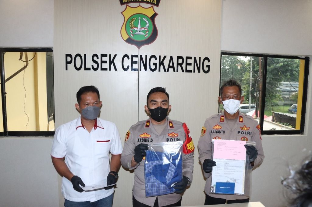 Polsek Cengkareng merilis kasus pembunuhan di Bekasi, Jawa Barat, terhadap perempuan oleh perempuan bernama Neneng Umaya, di Kantor Polsek Cengkareng, Jakarta Barat, Sabtu (14/5/2022).
