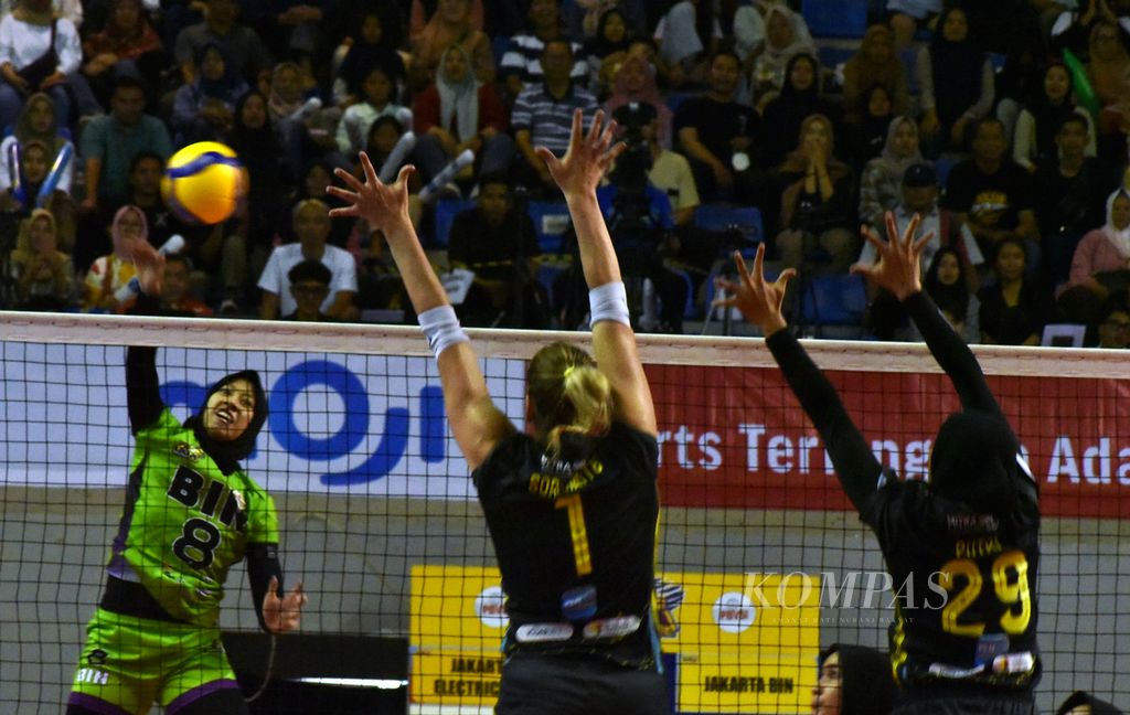 The national women's volleyball player, Megawati Hangestri Pertiwi, made a smash when her team, Jakarta BIN, defeated Jakarta Electric PLN, 3-1 (26-24, 25-21, 23-25, 25-18), in the first day of the 2024 Proliga Palembang series in South Sumatra, at the GOR Palembang Sport and Convention Center on Thursday (9/5/2024).