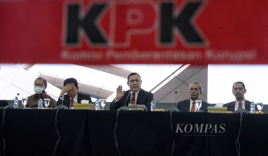 Para pemimpin  KPK yang terdiri dari Sekretaris Jenderal KPK Cahya Hardianto Harefa, Wakil Ketua KPK Johanis Tanak, Ketua KPK Firli Bahuri, Wakil Ketua KPK Alexander Mawarta, dan Wakil Ketua KPK Nurul Ghufron (dari kiri ke kanan), saat menggelar konferensi pers akhir tahun Kinerja dan Capaian Komisi Pemberantasan Korupsi (KPK) 2022 di Gedung Juang KPK, Jakarta, Selasa (27/12/2022). 