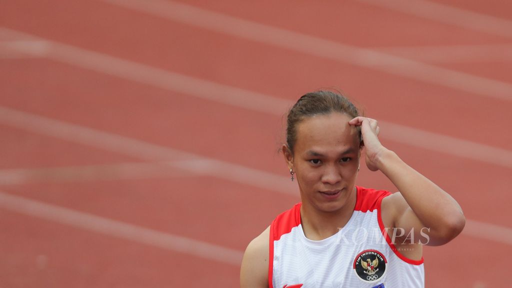 Sprinter putri Indonesia, Valentin Vanessa Lonteng, mengusap dahinya seusai laga final nomor lari 100 meter putri cabang atletik pada SEA Games Vietnam 2021 di Stadion My Dinh, Hanoi, Vietnam, Rabu (18/5/2022). Valentin menempati peringkat keempat dalam final ini.