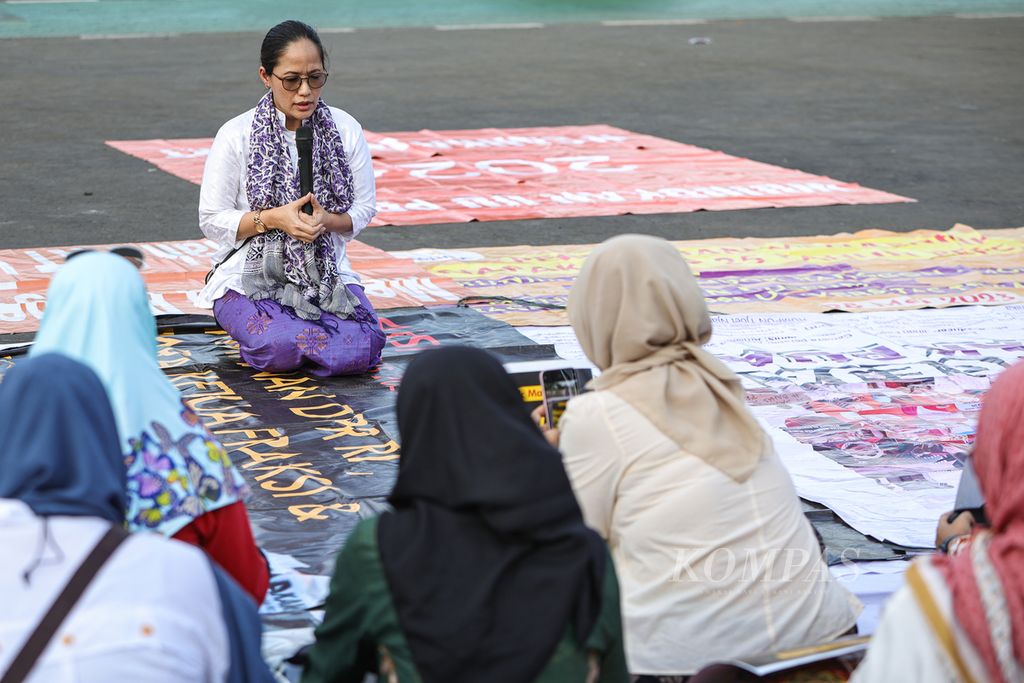 Komisioner Komnas Perempuan, Dewi Kanti Setianingsih, sebagai penghayat Sunda Wiwitan, memimpin doa bersama dalam aksi menuntut pengesahan Rancangan Undang-Undang Perlindungan Pekerja Rumah Tangga (RUU PPRT) di depan Kompleks Parlemen, Jakarta, Kamis (21/3/2024). 