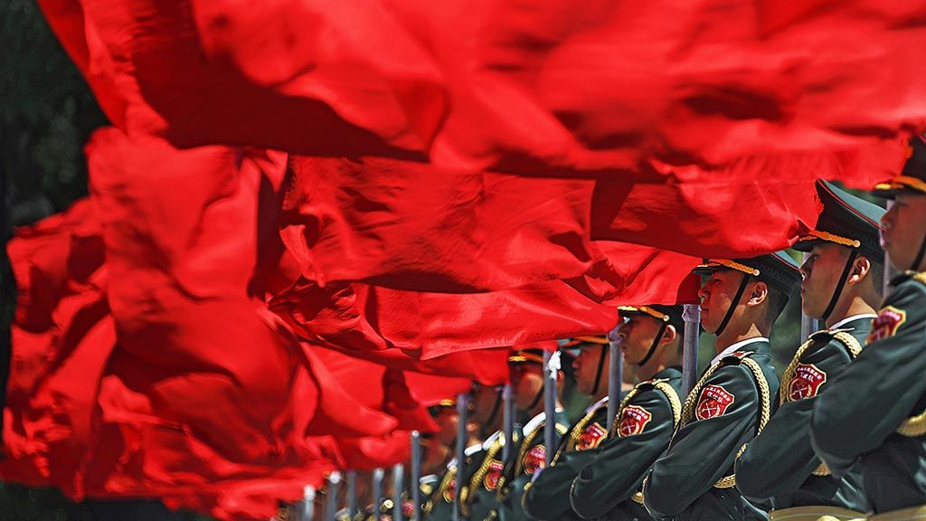 Anggota pasukan  kehormatan China memegang bendera merah saat menunggu kedatangan Perdana Menteri Hongaria Viktor Orban yang  menghadiri Forum Sabuk dan Jalan, di Balai Agung Rakyat, Beijing, China, Sabtu (13/5). Inisiatif Sabuk dan Jalan digelar Minggu ini dan Senin. 