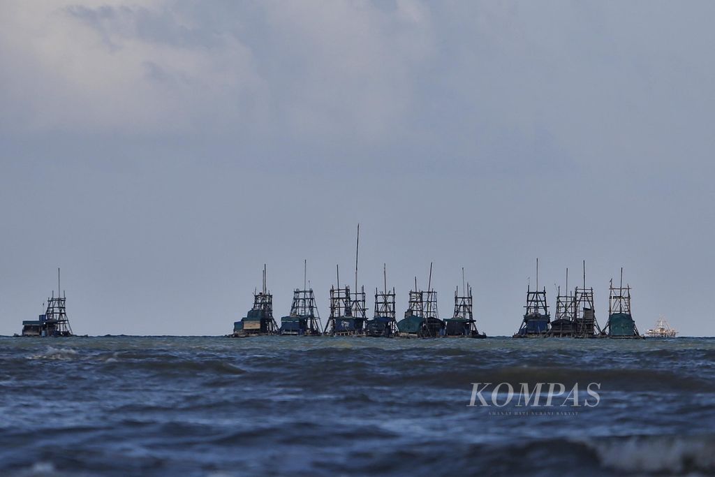 Kapal penyedot pasir timah beroperasi di lepas Pantai Rebo, Sungai Liat, Kabupaten Bangka, Bangka Belitung, Rabu (20/7/2022). 