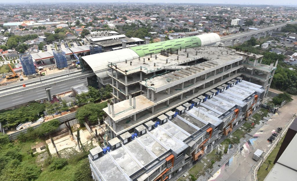 Proyek pembangunan LRT City Jatibening, Bekasi, Jawa Barat, yang bersebelahan dengan Stasiun LRT Jatibening Baru, Kamis (23/9/2021). Proyek LRT City Jatibening yang dikerjakan PT Adhi Commuter Properti (ADCP) merupakan salah satu dari 11 proyek hunian berkonsep transit oriented development (TOD) yang terintegrasi dengan transportasi massal LRT.