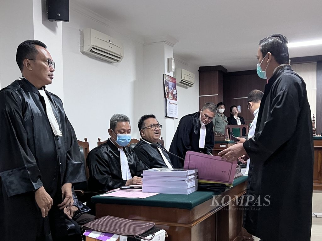 Jaksa penuntut umum kasus pelanggaran HAM berat Paniai berdiskusi sebelum sidang dimulai di PN Makassar, Suawesi Selatan, Rabu (21/9/2022).