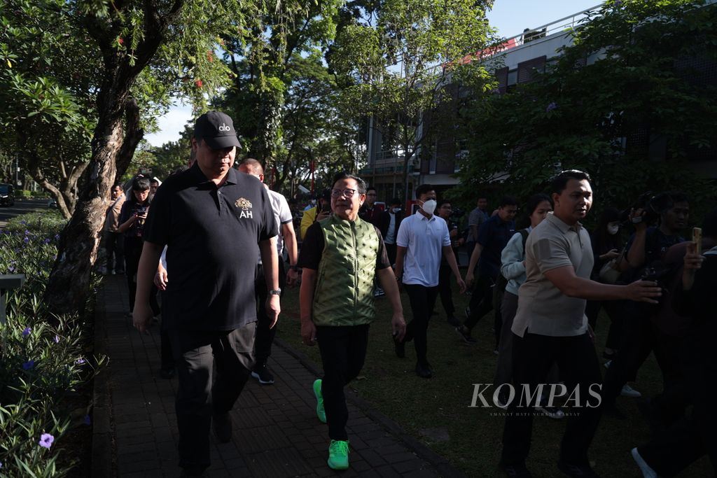 Ketua Umum Partai Golkar Airlangga Hartarto (kiri) bertemu dengan Ketua Umum Partai Kebangkitan Bangsa Muhaimin Iskandar di kawasan Gelora Bung Karno, Jakarta, Jumat (10/2/2023). 