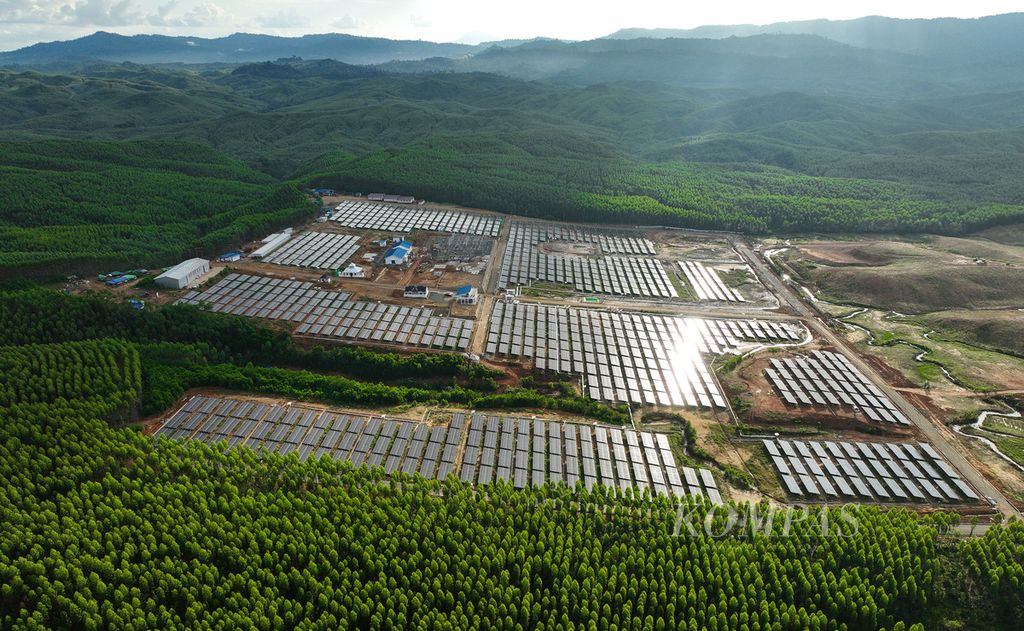 Instalasi panel surya di Pembangkit Listrik Tenaga Surya Ibu Kota Nusantara (PLTS IKN) yang telah beroperasi di kawasan IKN, Penajam Paser Utara, Kalimantan Timur, Rabu (31/7/2024). Lahan berbukit bekas hutan tanaman industri eukaliptus seluas 86 hektar dipilih menjadi lokasi PLTS IKN berkapasitas 50 megawatt (MW). Untuk tahap I, terpasang 21.600 panel surya di atas lahan seluas 10 hektar, yang menghasilkan listrik berkapasitas 13,5 megawatt-peak (MWp)/10 MWac. 