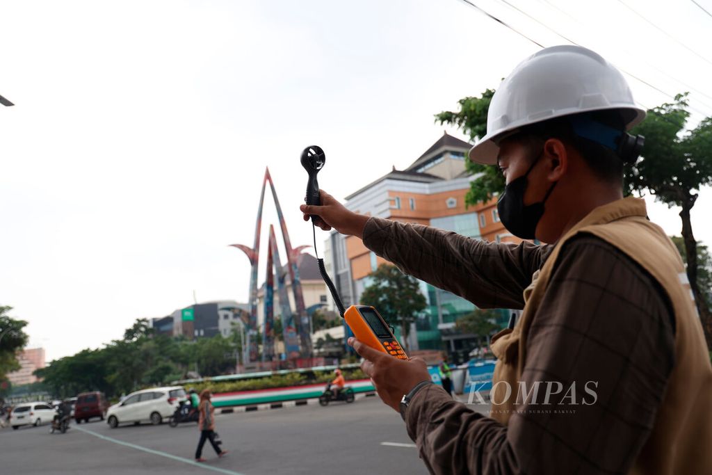 Petugas mengukur kualitas udara di Jalan Pahlawan, Kota Semarang, Jawa Tengah, Rabu (8/3/2023). 