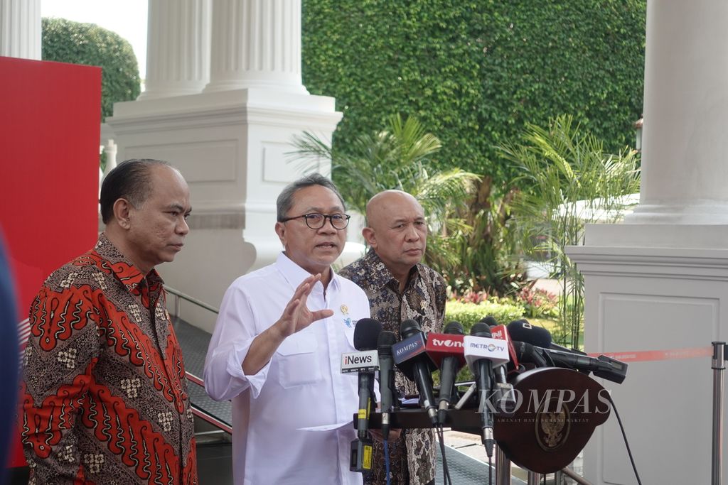 Menteri Perdagangan Zulkifli Hasan (tengah) didampingi Menteri Komunikasi dan Informatika Budi Arie (kiri) serta Menteri Koperasi dan Usaha Kecil Menengah Teten Masduki (kanan) saat memberikan keterangan pers di Kompleks Istana Kepresidenan, Jakarta, Senin (25/9/2023).