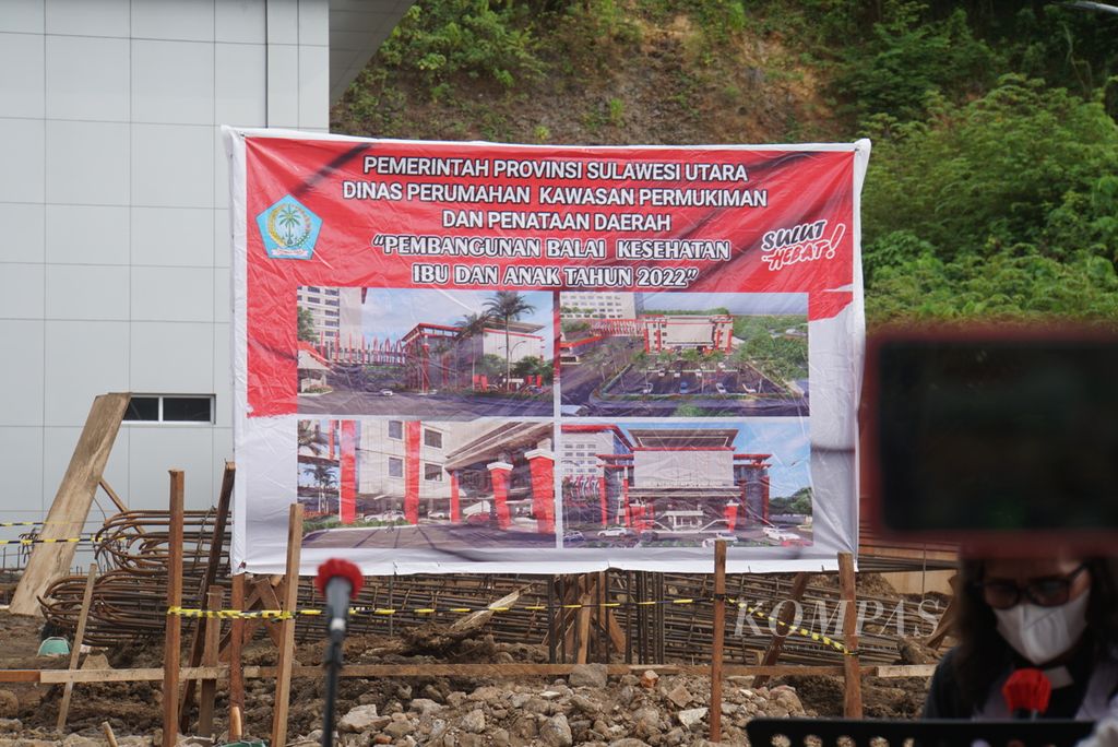 Spanduk peletakan batu pertama pembangunan pusat kesehatan ibu dan anak RSUD Sulawesi Utara dipajang di Manado, Sulut, Jumat (27/5/2022).