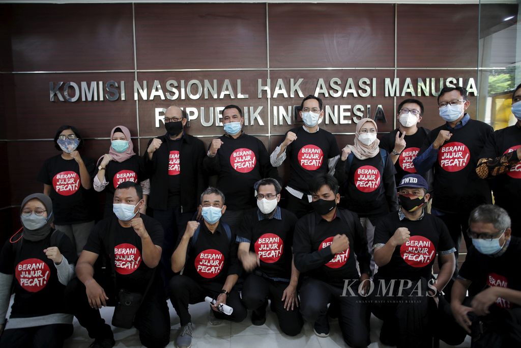 Perwakilan 75 pegawai KPK yang tak lolos tes wawasan kebangsaan dan kuasa hukumnya berfoto bersama seusai mengadu di Kantor Komnas HAM Jakarta, Senin (24/5/2021). 