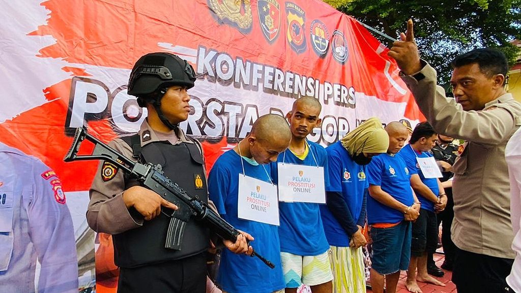 Tersangka FE (22) dan YM (24) terancam hukum 15 tahun penjara karena praktik prostitusi daring melalui aplikasi MiChat. Dua pria ini ditangkap tim Reserse Polresta Bogor saat bertransaksi pada Senin (3/4/2023).