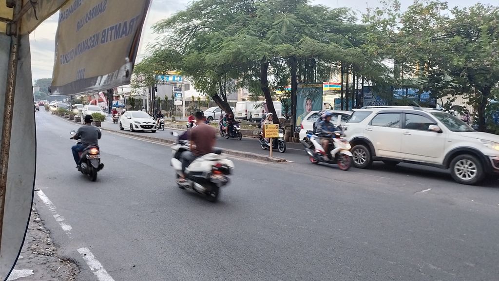 Papan peringatan dilarang membuang sampah terpampang di median Jalan Raden Fatah, Kecamatan Ciledug, Kota Tangerang, Banten, Selasa (10/1/2023).