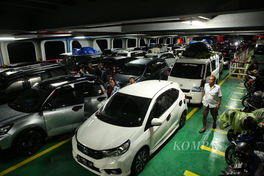 Passengers disembark from their vehicle and head to the waiting room at the ferry crossing in Bakauheni Port, Lampung, en route to Merak Port, Banten, on Thursday (4/1/2024).