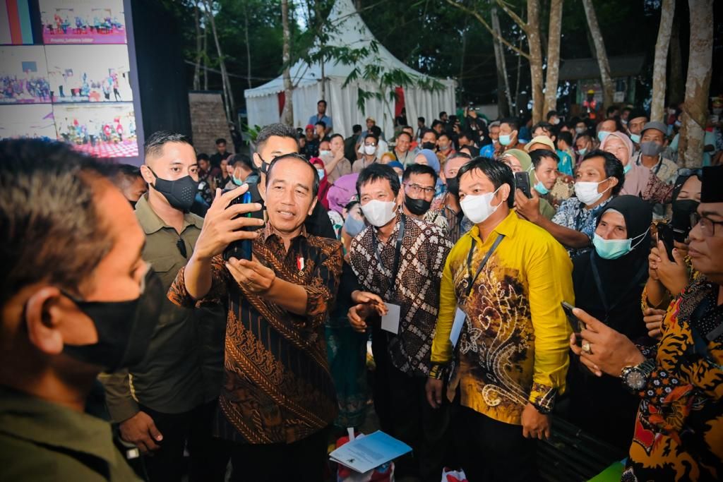 Presiden Joko Widodo berswafoto bersama warga yang baru menerima sertifikat lahan dan SK Perhutanan Sosial di Balikpapan, Kalimantan Timur, Rabu (22/2/2023).