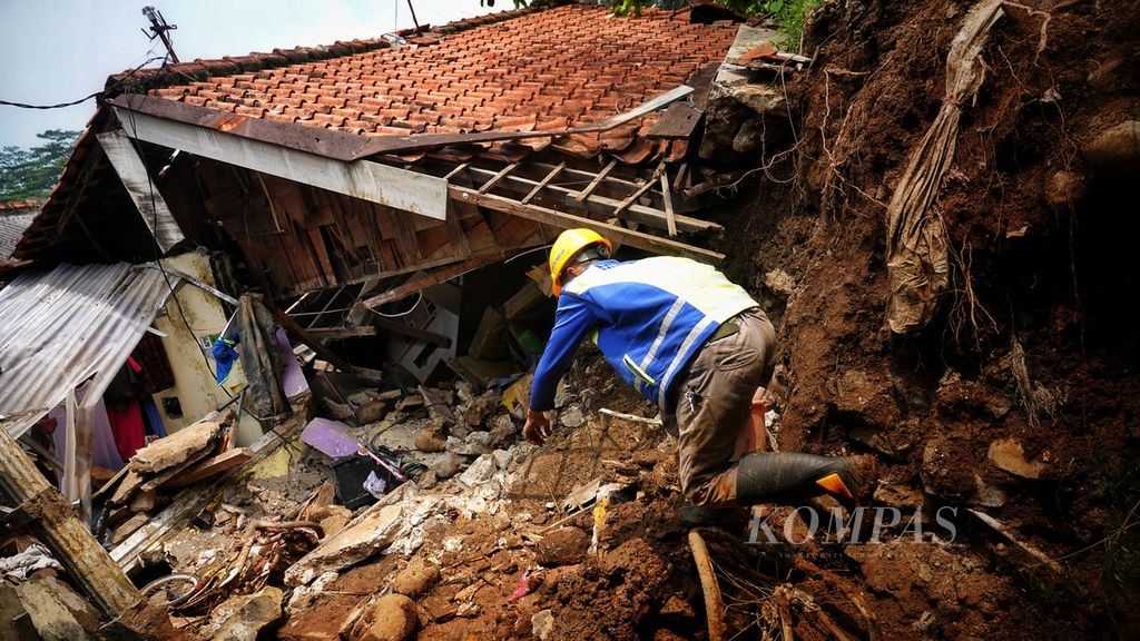 Salah satu rumah yang mengalami kerusakan akibat musibah longsor di Kampung Lebak Kantin, Sempur, Kota Bogor, Jawa Barat, Senin (25/3/2024).