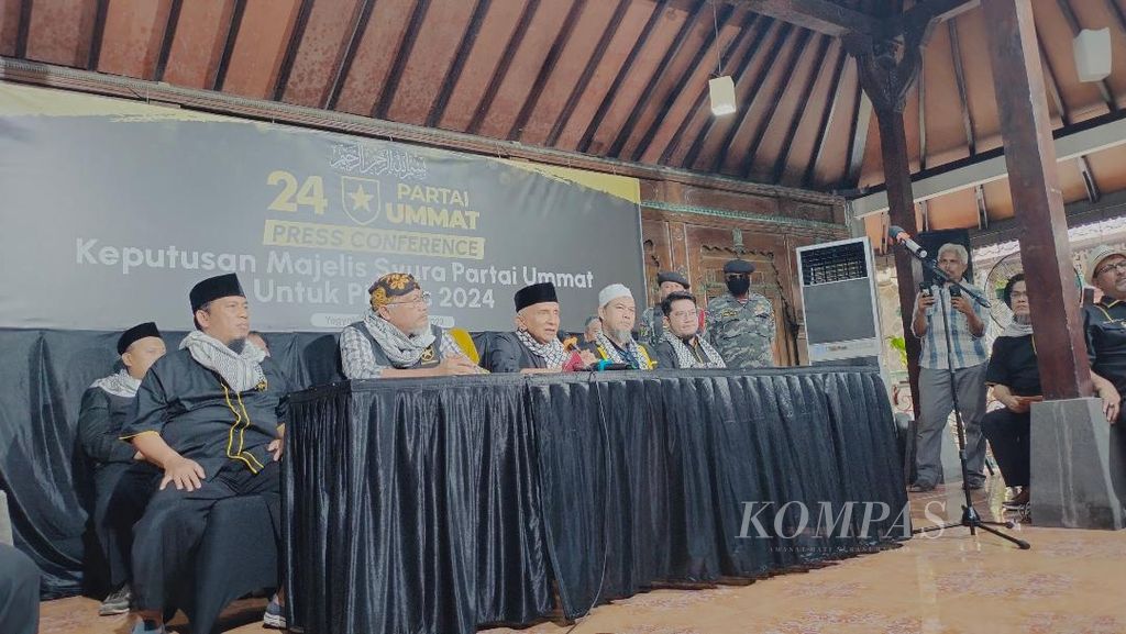 Konferensi pers terkait dukungan Partai Ummat terhadap pasangan bakal calon presiden-wakil presiden Anies Baswedan-Muhaimin Iskandar di kediaman Amien Rais di Sleman, DI Yogyakarta, Rabu (18/10/2023).