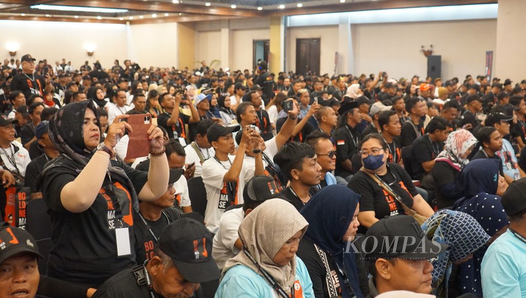 Para sukarelawan yang tergabung dalam kelompok Bolone Mase menghadiri rapat konsolidasi di Kota Surakarta, Jawa Tengah, Jumat (1/3/2024). 