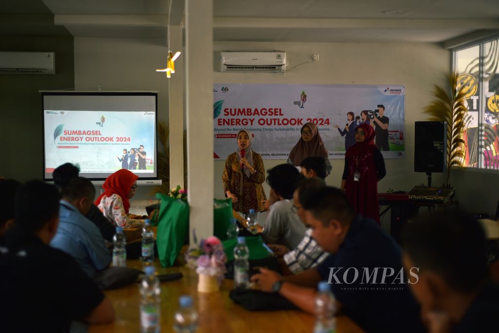 Area Manager Communication, Relations & CSR Kilang Pertamina Plaju Siti Rachmi Indahsari dalam pemaparan Rencana Kerja Kilang Pertamina Plaju pada 2024 di Palembang, Sumatera Selatan, Rabu (24/1/2024).