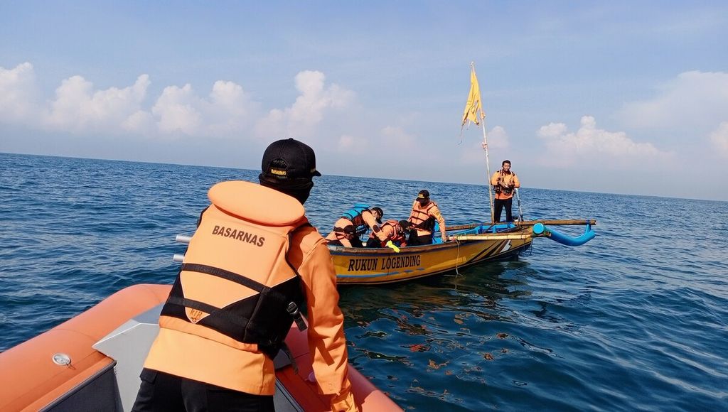 Tim Basarnas Cilacap mengevakuasi korban tenggelam di Pantai Karangkemanten, Cilacap, Jawa Tengah, Selasa (29/6/2021).