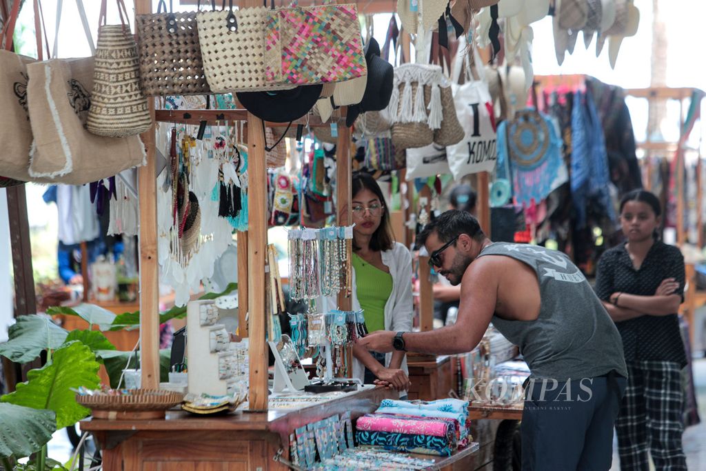 SME products were sold in commercial areas around the Meruroah Hotel, the venue for the 42nd ASEAN Summit in Labuan Bajo, West Manggarai, East Nusa Tenggara, on Wednesday (10/5/2023).