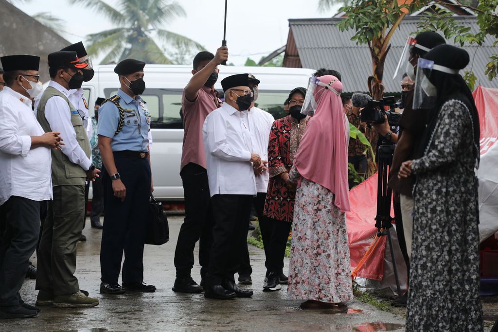 Wapres Ma'ruf Amin didampingi Menteri Sosial Tri Rismaharini berbincang dengan warga korban gempa di Desa Munjul, Kampung Cibeulah, Pandeglang, Banten, Kamis (20/1/2022). 
