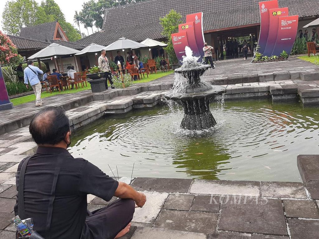 Salah seorang pawang hujan, Agus Sumadyo (63), berdoa di depan papan-papan bertuliskan ucapan selamat datang bagi rombongan G20 di Hotel Manohara, Kecamatan Borobudur, Kabupaten Magelang, Jawa Tengah, Jumat (25/3/2022). Agus berdoa meminta agar hujan tidak turun dan mengganggu kunjungan rombongan delegasi G20.