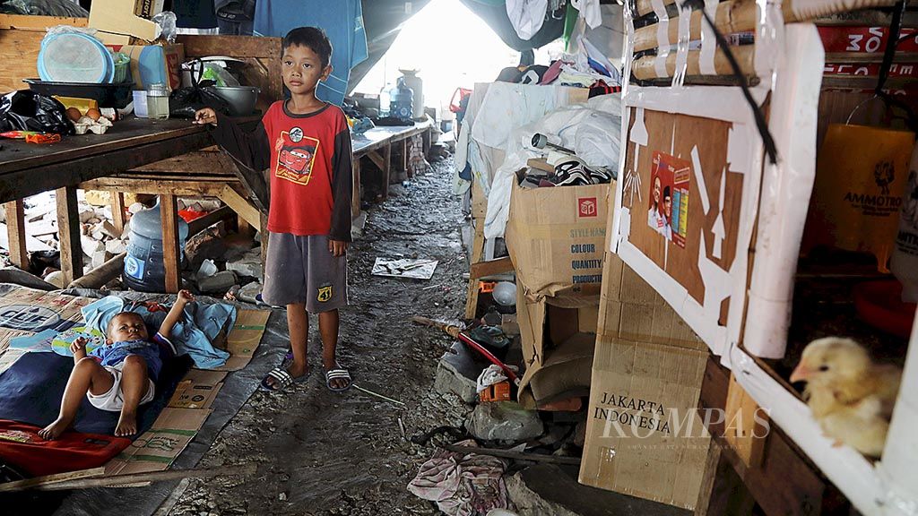 Sebagian warga  penghuni Kampung Akuarium, Pasar Ikan, Penjaringan, Jakarta Utara, yang terkena penggusuran beberapa waktu lalu menempati tenda darurat, Rabu (3/5). Warga di kampung ini mengajukan gugatan ke pengadilan terkait dengan penggusuran tersebut.