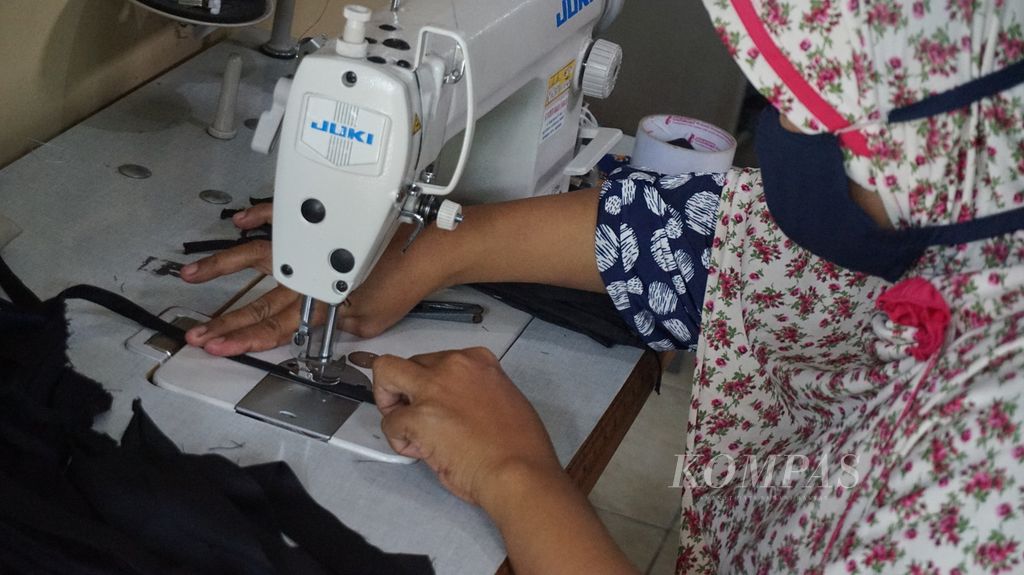 Produksi masker kain di tempat kerja Jahitin.com, usaha rintisan penghubung penjahit rumahan dengan pelanggan jasa pembuatan busana, di Sidoarjo, Jawa Timur, Rabu (15/4/2020).