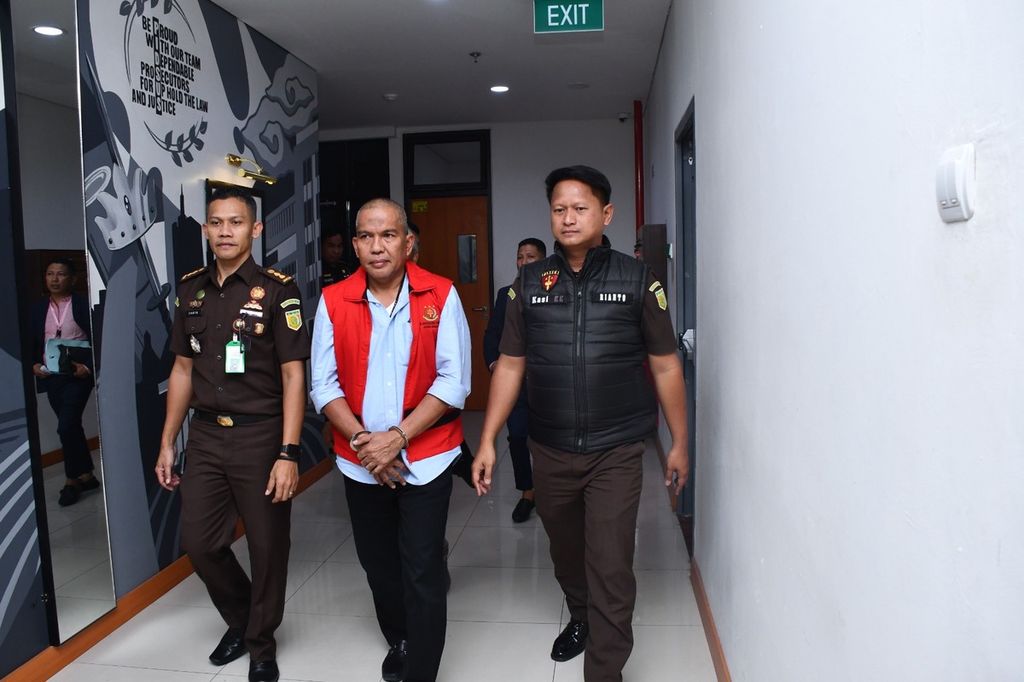 Mantan penjabat bupati Bandung Barat, Arsan Latif, ditahan penyidik Kejaksaan Tinggi Jawa Barat di Bandung pada Senin (15/7/2024) malam. Arsan diduga menyalahgunakan wewenang sewaktu menjadi pejabat Kemendagri dalam mengurus proses lelang kegiatan bangun guna serah Pasar Sindang Kasih, Kabupaten Majalengka, pada 2020.