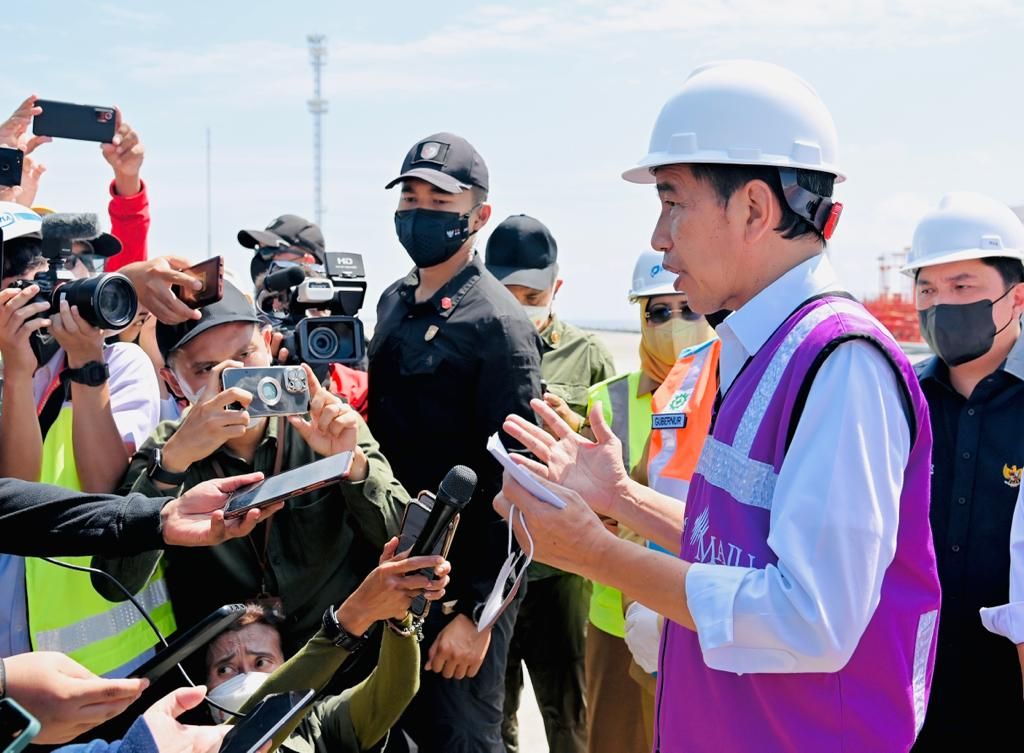 Presiden Joko Widodo memberikan keterangan seusai meresmikan Terminal Kijing, Pelabuhan Pontianak, Kabupaten Mempawah, Kalimantan Barat, Selasa (9/8/2022).
