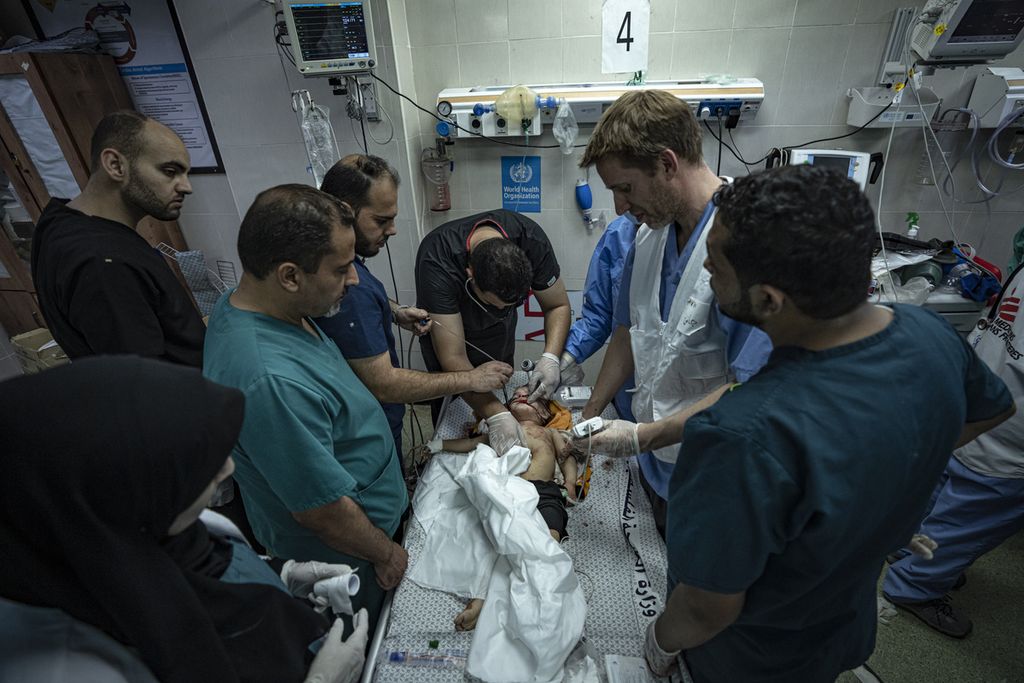 Seorang anak Palestina terluka dalam serangan bom di Jalur Gaza. Anak itu dirawat di rumah sakit di Khan Younis, 18 November 2023.