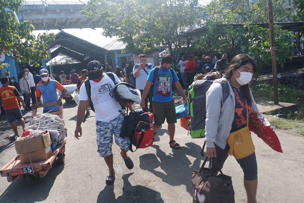 Ilustrasi: Warga negara Filipina yang akan dideportasi menuju kapal di Pelabuhan Manado, Sulawesi Utara, Sabtu (12/12/2020). Sebagian dari 29 orang yang dideportasi adalah nelayan tradisional dan anak buah kapal yang diduga pelaku perikanan ilegal.