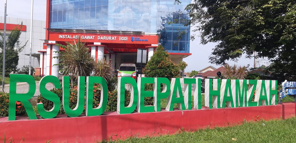 Tampak depan RSUD Depati Hamzah Pangkal Pinang, Kepulauan Bangka Belitung, pada akhir Februari 2024. Program Pengendalian Resistensi Antimikroba (PPRA) di rumah sakit ini belum berjalan maksimal.
