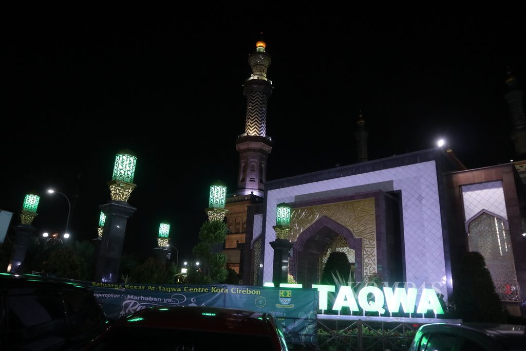 Suasana bagian depan Masjid At-Taqwa di Kota Cirebon, Jawa Barat, Sabtu (23/4/2022) malam. Pada 10 malam terakhir Ramadhan, masjid yang didirikan pada 1918 itu kerap dikunjungi jemaah. Selain menunaikan shalat Tarawih, jemaah juga beriktikaf.