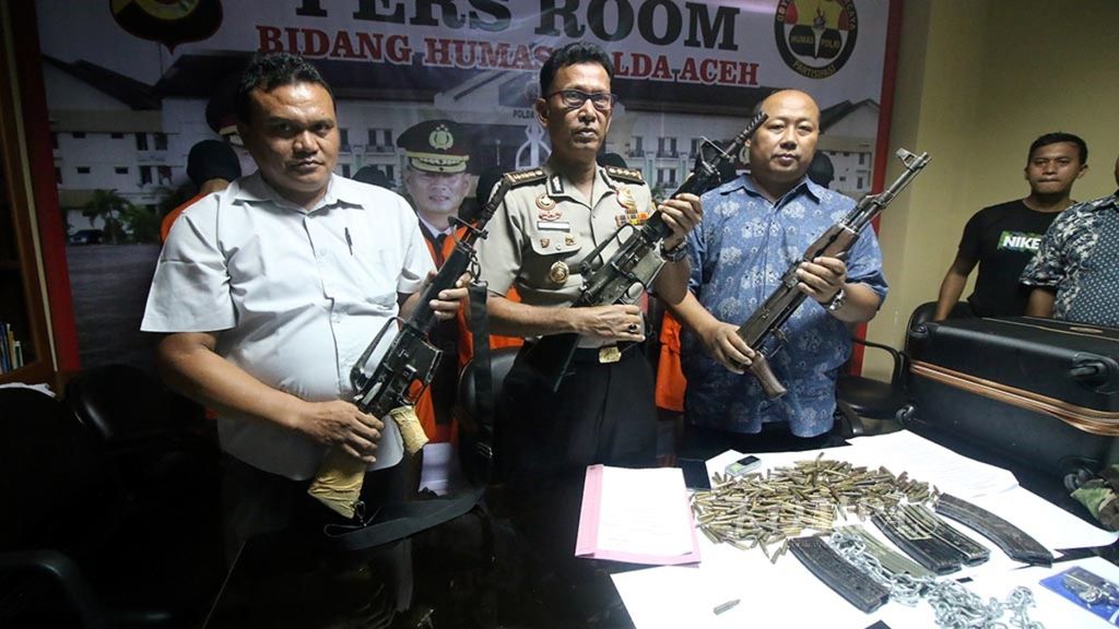 Polisi melakukan konferensi pers tentang penangkapan enam tersangka pemilik senjata api yang berniat membebaskan salah satu terdakwa pemilik sabu 78 kilogram di Markas Kepolisian Daerah Aceh, Banda Aceh, Aceh, September 2015.