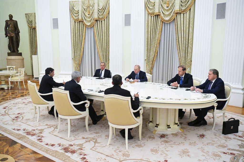 Presiden Rusia Vladimir Putin (ketiga dari kanan) menerima kunjungan Menteri Luar Negeri India Subrahmanyam Jaishankar (kedua dari kiri) di Moskwa, Rusia, Rabu (27/12/2023). 
