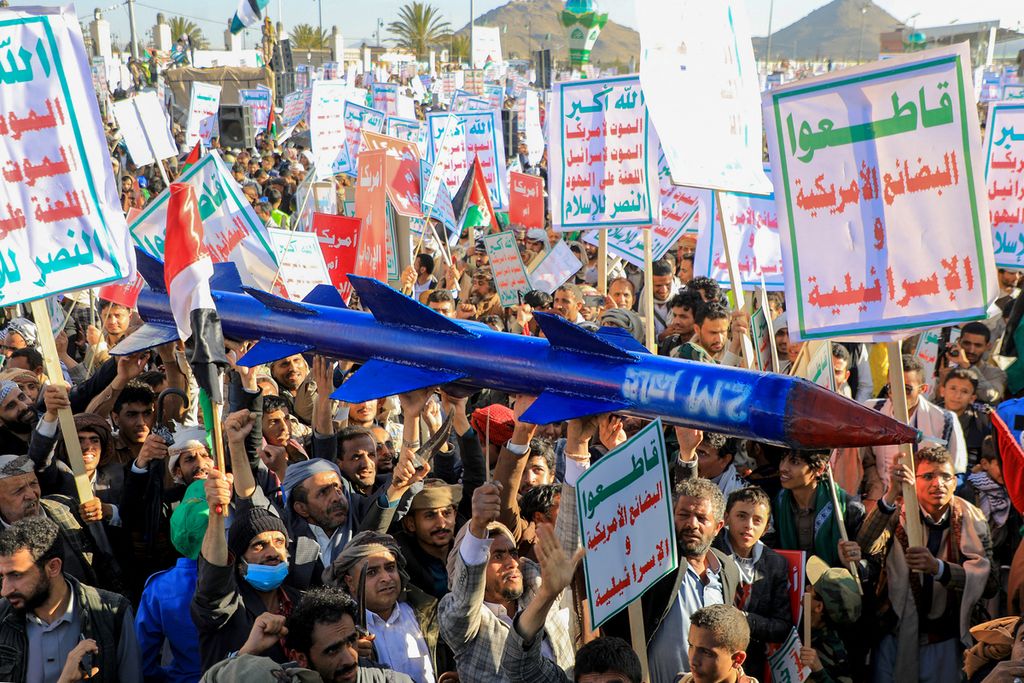 Sambil membawa rudal tiruan, pendukung Houthi dan warga Yaman berunjuk rasa di Sanaa pada 26 Januari 2024. Mereka memprotes serangan Israel ke Gaza dan dukungan Amerika Serikat pada Israel.