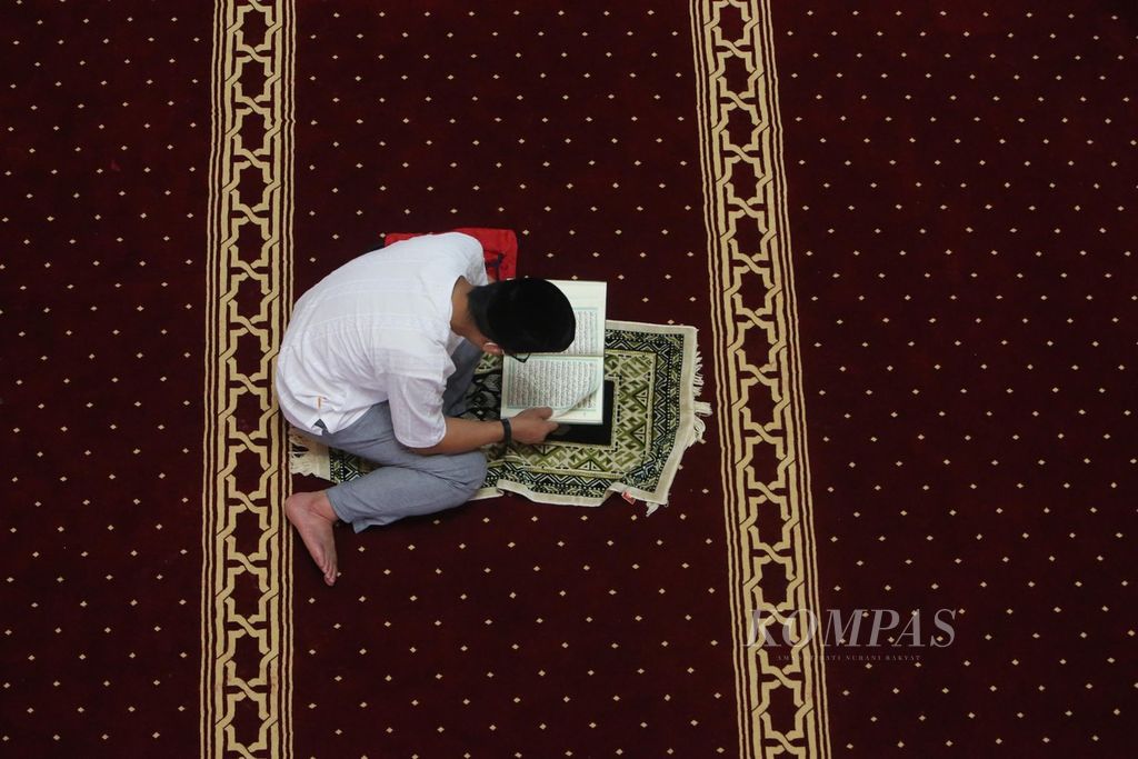 Seorang warga membaca ayat suci Al Quran seusai menunaikan ibadah shalat Jumat di Masjid Istiqlal, Jakarta Pusat (15/4/2022). Bulan Ramadhan dipergunakan sebaik-baiknya oleh umat Islam untuk mencari pahala, antara lain dengan membaca Al Quran, beriktikaf, dan shalat Tarawih.