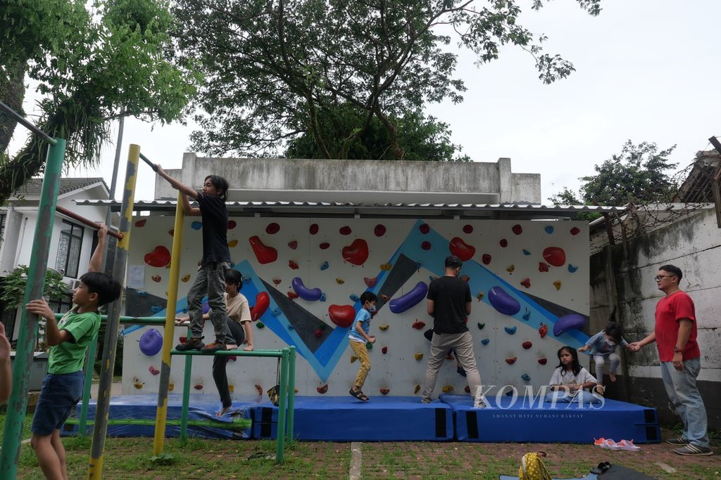 Suasana ceria saat anak-anak berlatih dan orangtua mengawasi di dinding panjat tebing di Neo Permata Bintaro, Tangerang Selatan, Banten, Jumat (18/11/2022). 