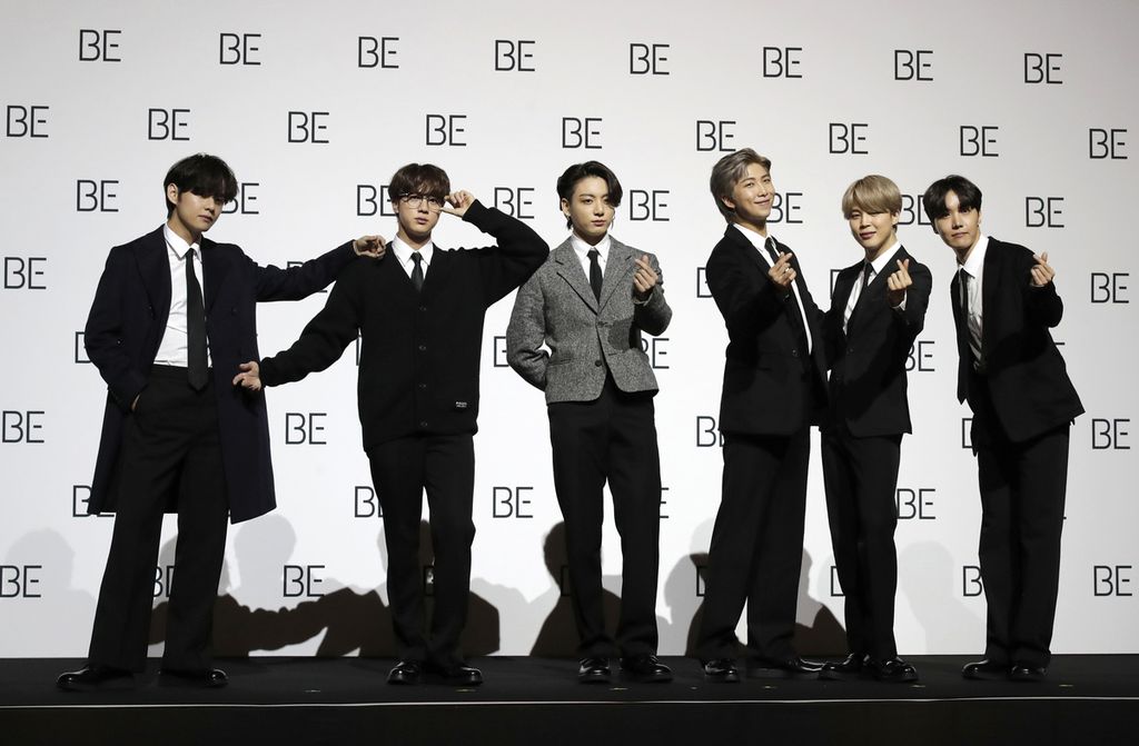 Anggota band pop asal Korea Selatan, BTS, berpose pada konferensi pers untuk mengumumkan album baru mereka saat itu yang berjudul, "BE", di Seoul, Korea Selatan, 20 November 2020. (AP Photo/Lee Jin-man, File) 