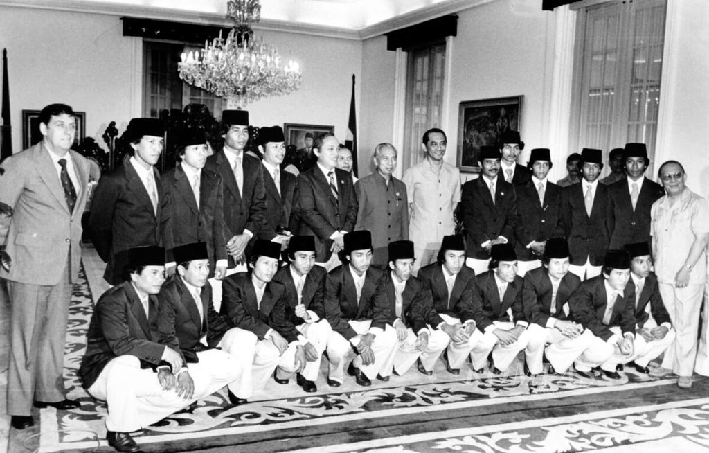 Para pemain PSSI Yunior ketika berfoto bersama Wakil Presiden H Adam Malik di Jakarta, 20 Agustus 1979. Tampak, antara lain, Ketua Umum PSSI Ali Sadikin, <i>chef de mission </i>Maulwi Saelan (ke-6 dari kiri berdiri) dan Pelatih Indonesia Sutjipto Suntoro (sebelah kanan Ali Sadikin).